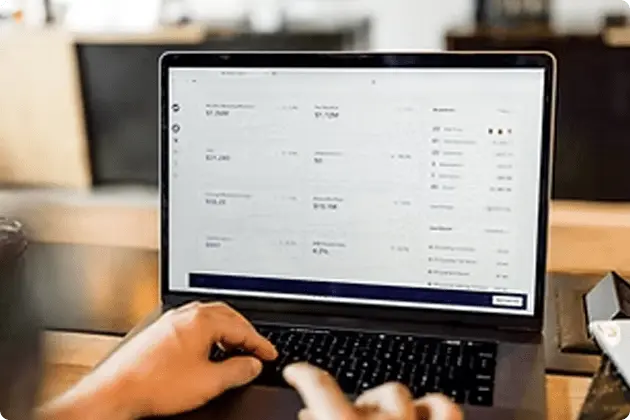 ノートパソコンでウェブサイトを操作している様子