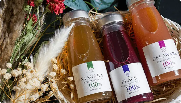 ラベルデザインされた果汁100％ジュースを並べた商品完成イメージ