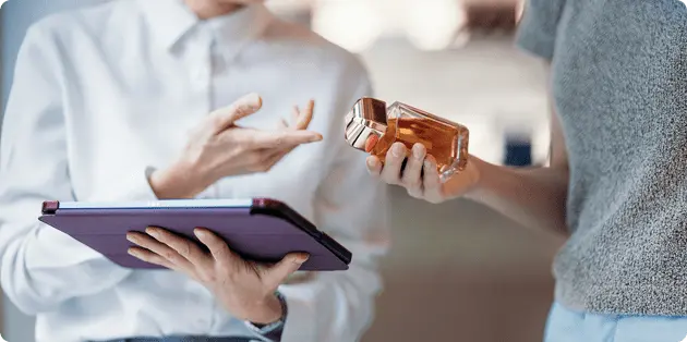 タブレットを使って商品説明をしている様子