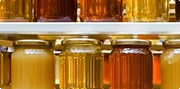 様々な種類のはちみつ商品を並べたサンプル