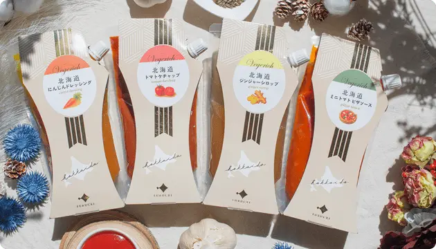 複数の商品ラベルと統一感のあるパッケージで表現されたブランドデザイン例