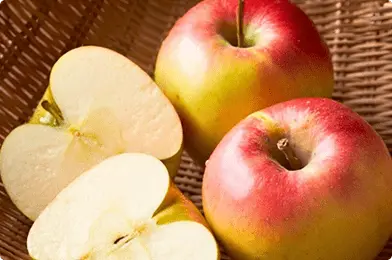 北海道余市産のぐんま名月りんごをかご盛りで表現した商品イメージ